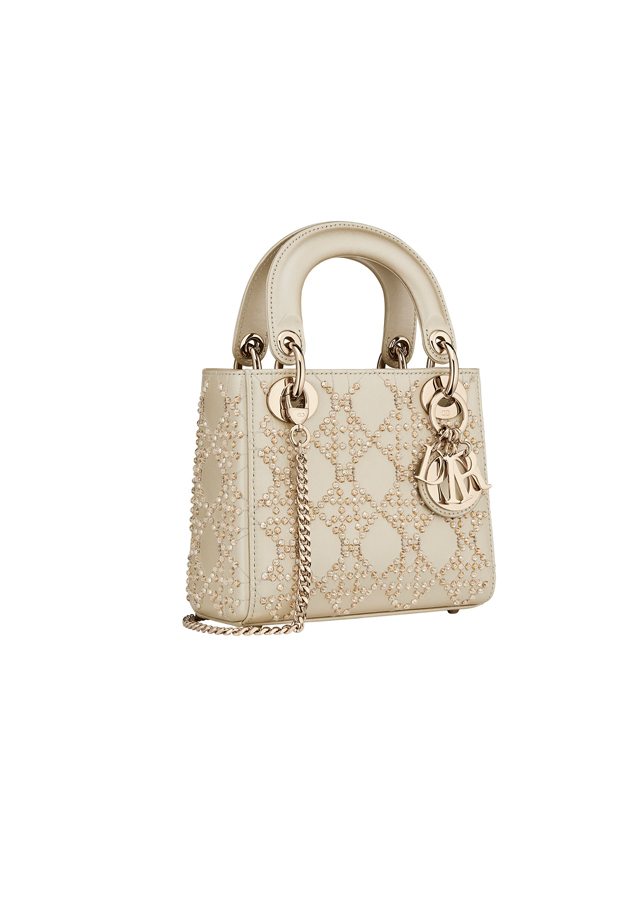 Sac “Lady Dior” Mini en cuir d’agneau métallisé couleur platine brodé d’un motif Cannage en fils et perles, chaîne détachable. DIOR