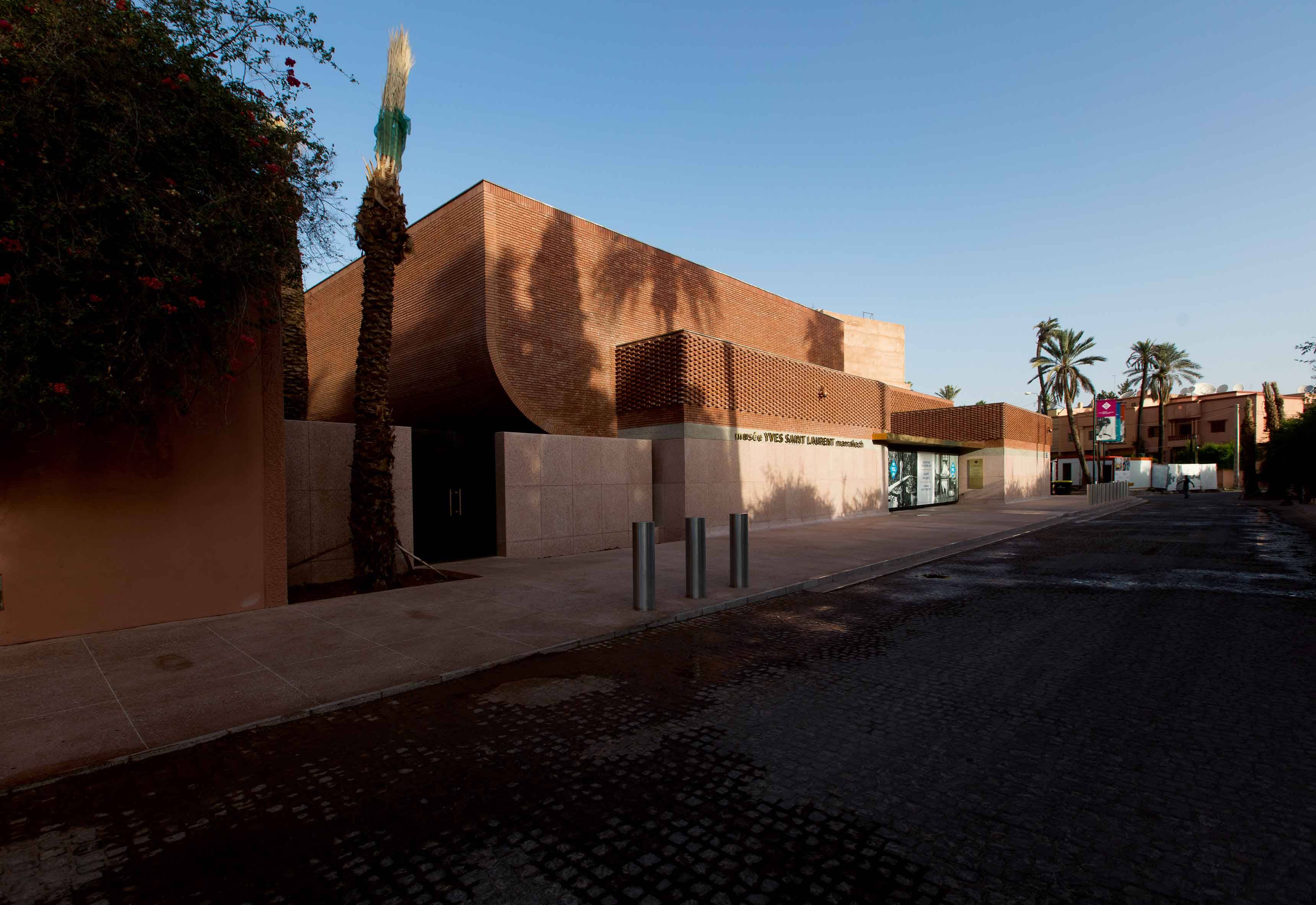 Situé à proximité du jardin Majorelle, le musée Yves Saint Laurent de Marrakech accueille un espace d'exposition permanente, voyage au cœur des inspirations du couturier, une salle d'exposition temporaire, une bibliothèque, un auditorium, une librairie et un café.