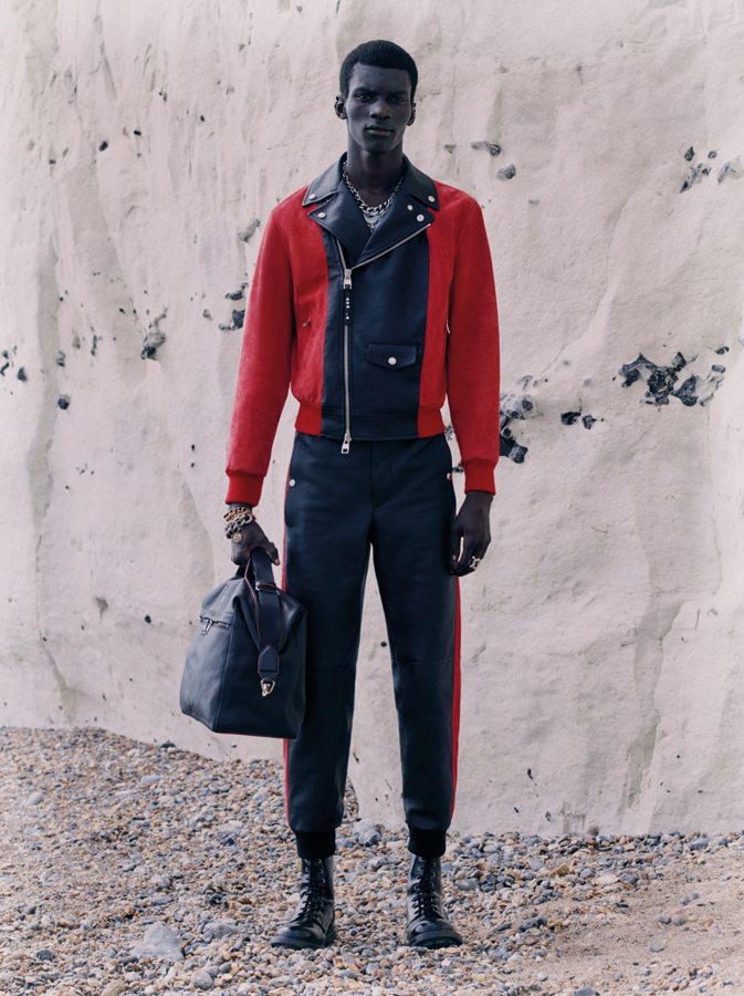 Upcycling et tailoring chez Alexander McQueen homme printemps-été 2021