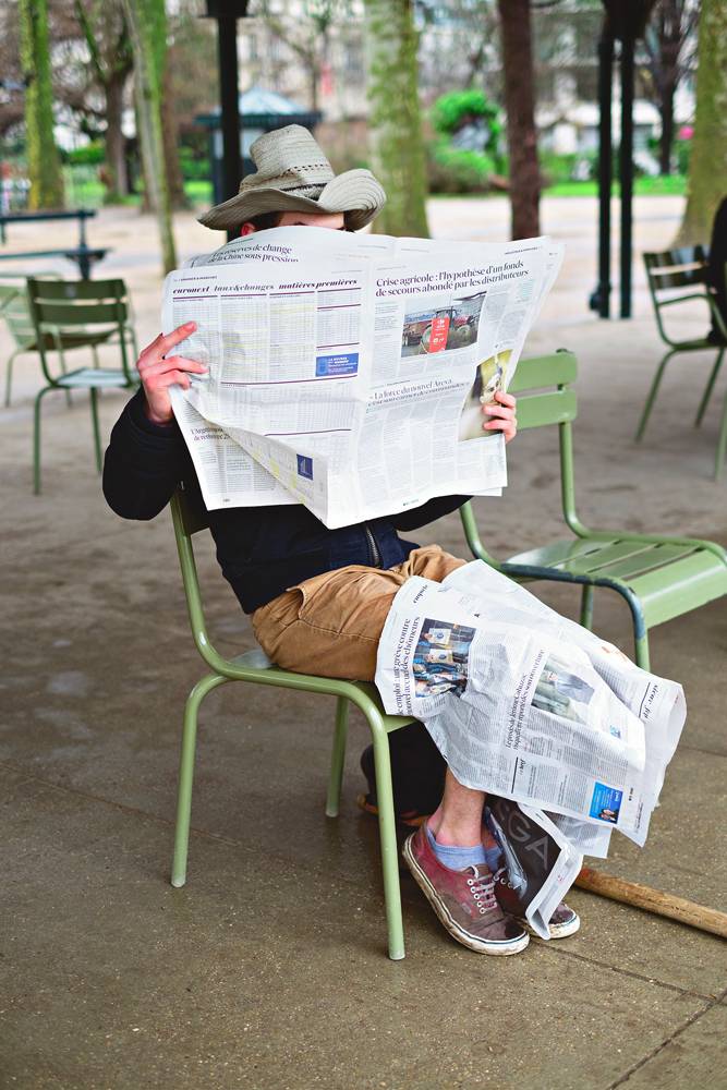 Paulien Oltheten, ”Reading the news”, Paris, 2016 in ”La Défense, Le regard qui essaye”, 2017. Courtesy Galerie Les filles du calvaire. 