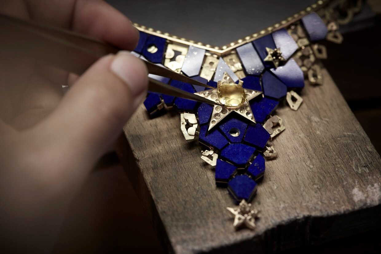 Collier CONSTELLATION ASTRALE en or blanc, or jaune, diamants, saphirs jaunes et lapis lazuli.