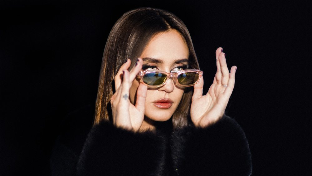 Les lunettes de soleil préférées de Zoë Kravitz se déclinent en couleurs