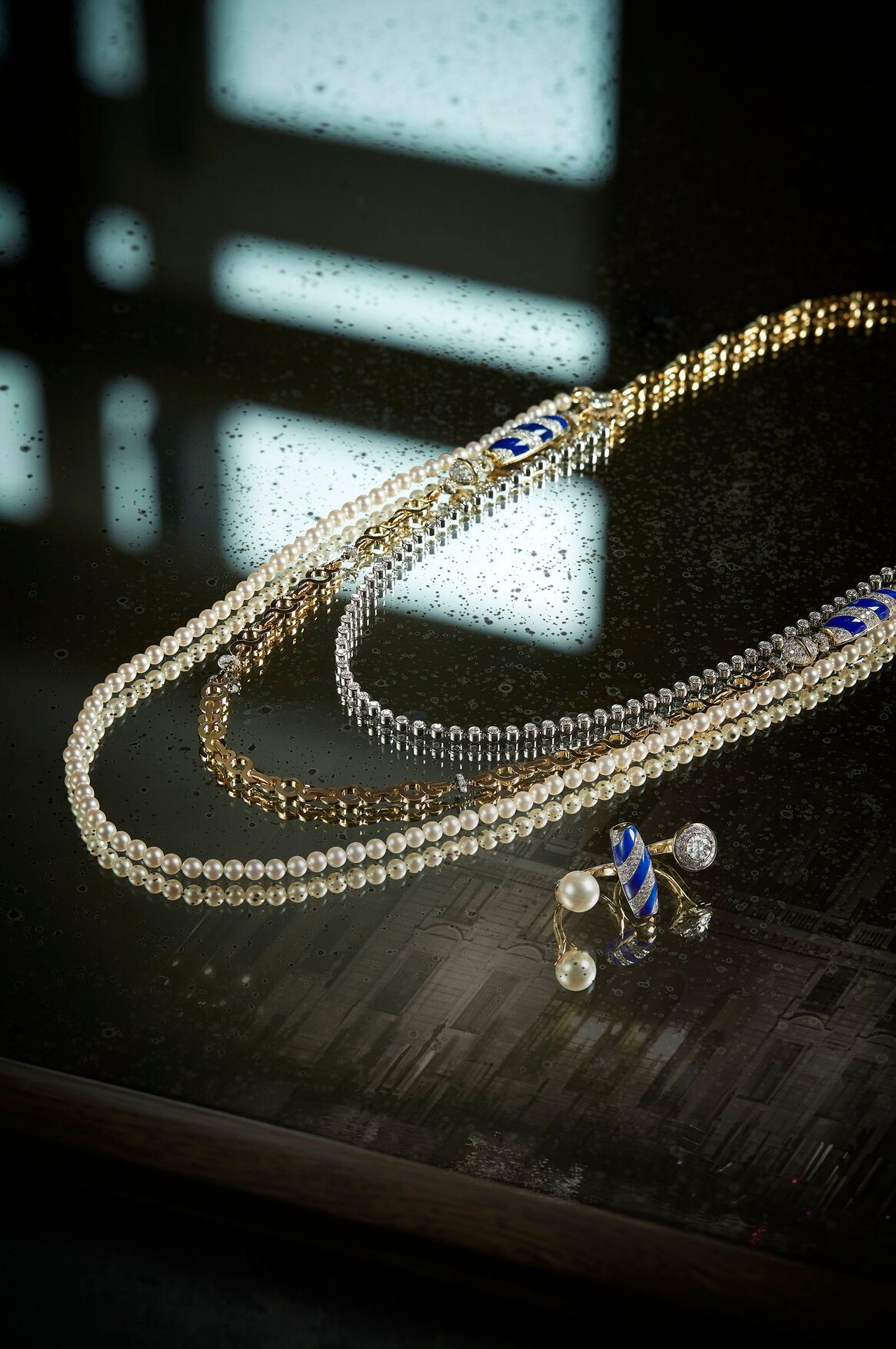 Collier VOLUTE VENITIENNE en or blanc, or jaune, diamants, lapis lazuli, perles de culture.