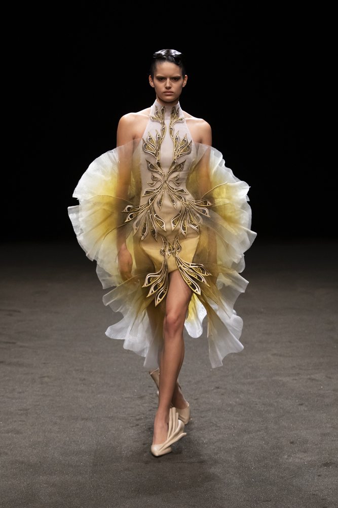 Natalia Vodianova défile pour la collection Iris Van Herpen haute couture printemps-été 2021