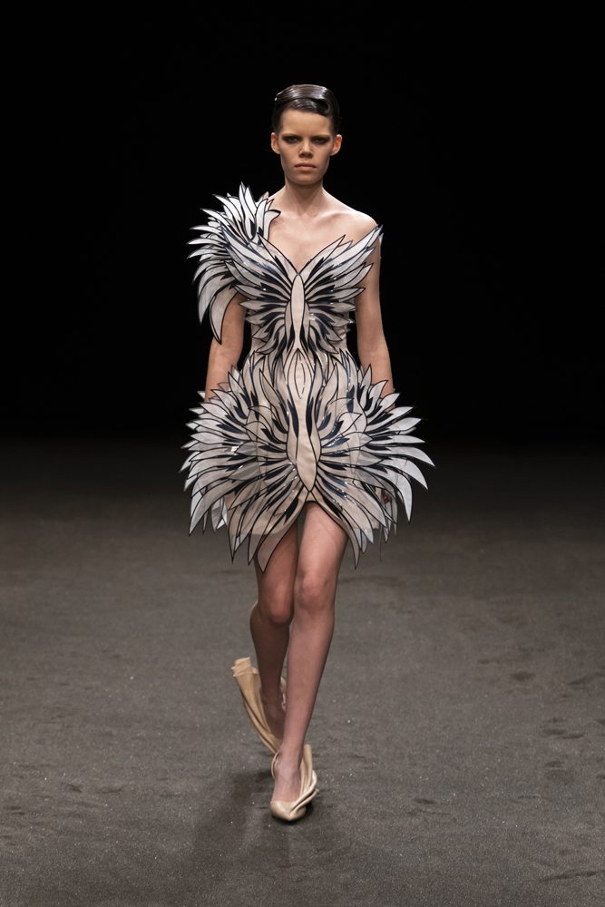 Natalia Vodianova défile pour la collection Iris Van Herpen haute couture printemps-été 2021