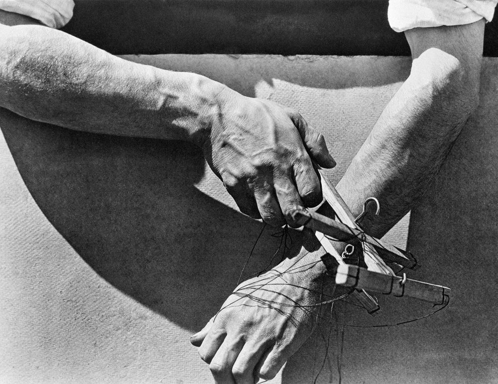 Tina Modotti, “Mani di Burattinaio, Messico”(1929) © Tina Modotti / Archivio Cinemazero Images