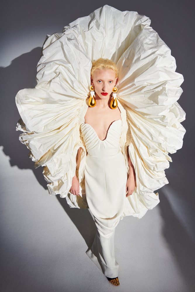 Pluie d’or et surréalisme dans la collection Schiaparelli haute couture printemps-été 2021
