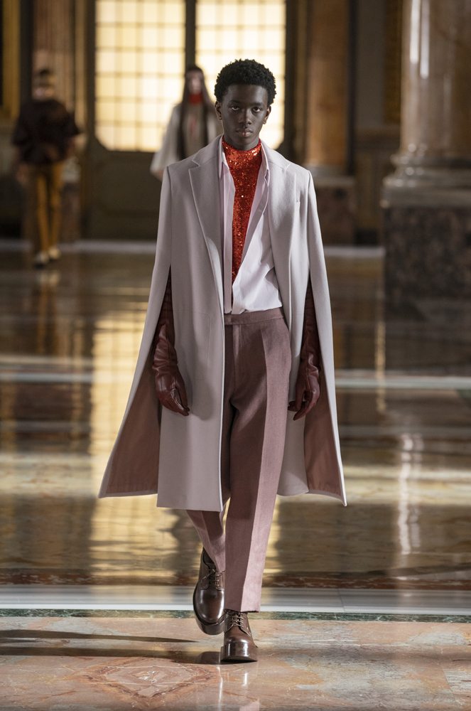 Valentino redéfinit les codes de la haute couture avec sa collection printemps-été 2021