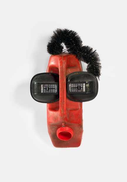 Romuald Hazoumé (1962, Bénin). “Ear Splitting”, 1999. Bidon en plastique, brosse, hautparleurs, 42 x 22 x 16 cm Inv# BE/HA.058 © Romuald Hazoumé