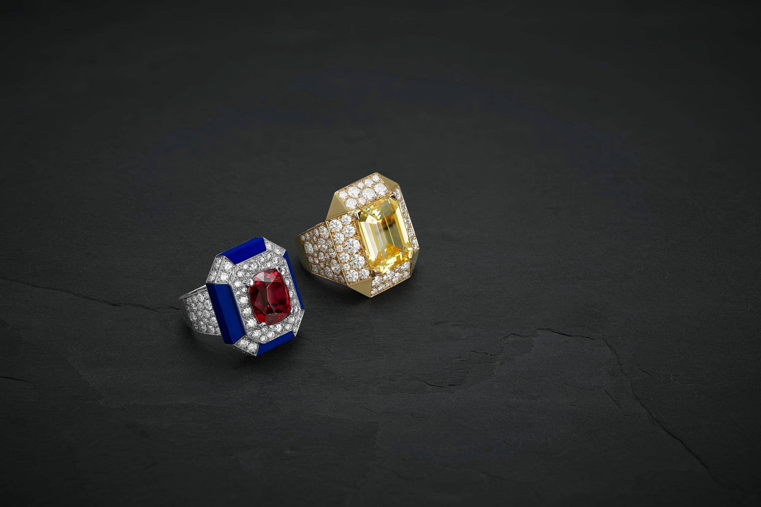 Bague CROISIERE en or blanc, diamants, spinelle rouge et lapis lazuli. Bague CAMBON en or jaune, diamants et saphir jaune.