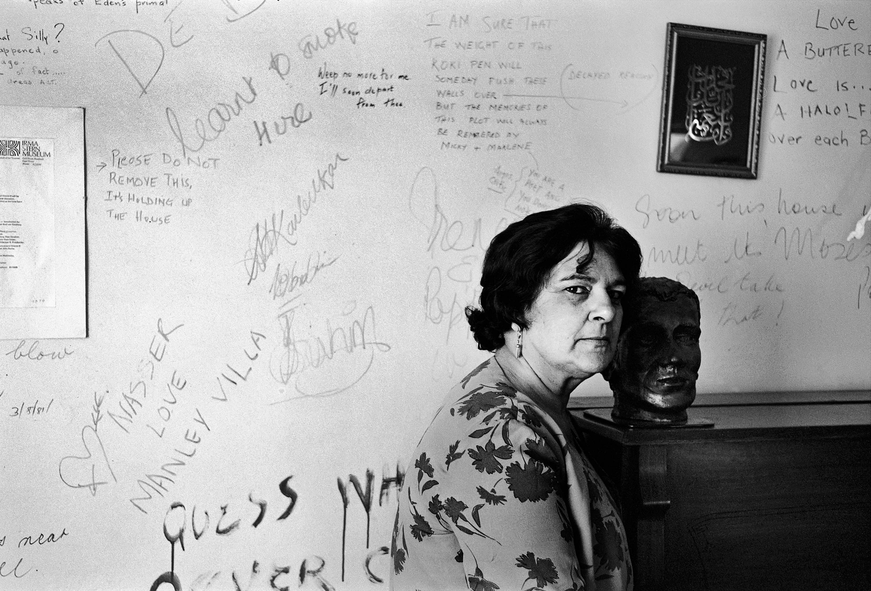  Sue WILLIAMSON, Last Supper at Manley Villa - Naz with wall messages, 1981. Courtesy Sue WILLIAMSON & Galerie Dominique Fiat  