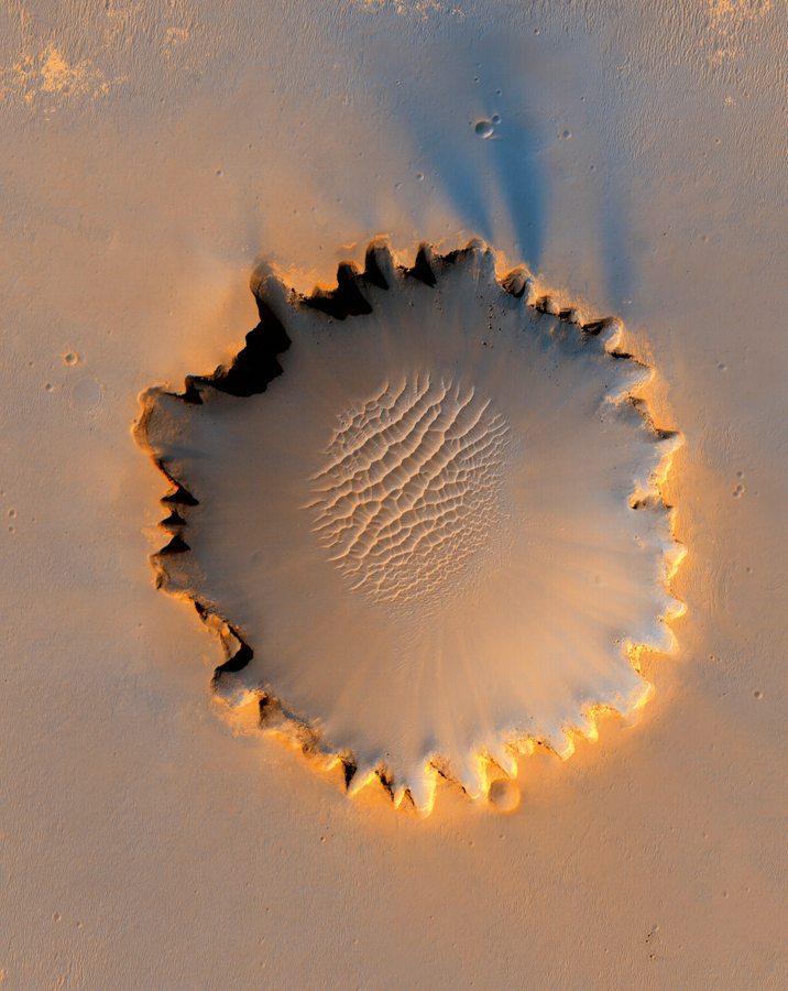 Le cratère Victoria, à proximité de l’équateur de Mars,
photographié par la sonde Mars Reconnaissance Orbiter de la
NASA/JPL-Caltech/University of Arizona/Cornell/Ohio State University NASA en octobre 2006.