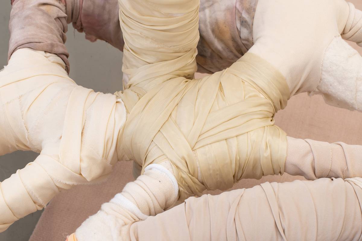 Chloé Royer, “Tender Skin” (2020). Acier, mousse expansive polyuréthane, tissus (soie, cuir, coton ) teints avec des fruits et végétaux @ Anreas Lumineau