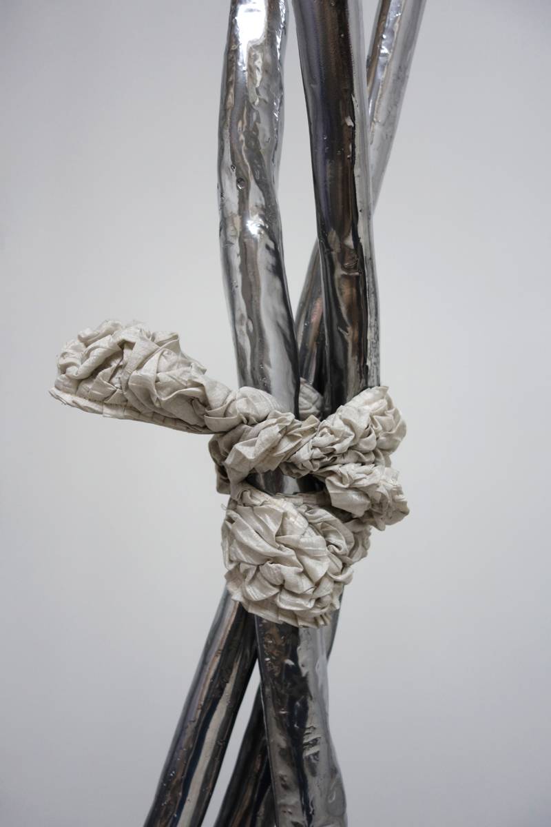 Chloé Royer, “Exo-miroir” (2021). Acier, mousse expansive polyuréthane, résine époxy, tissus de verre, peinture miroir @ Silina Syan