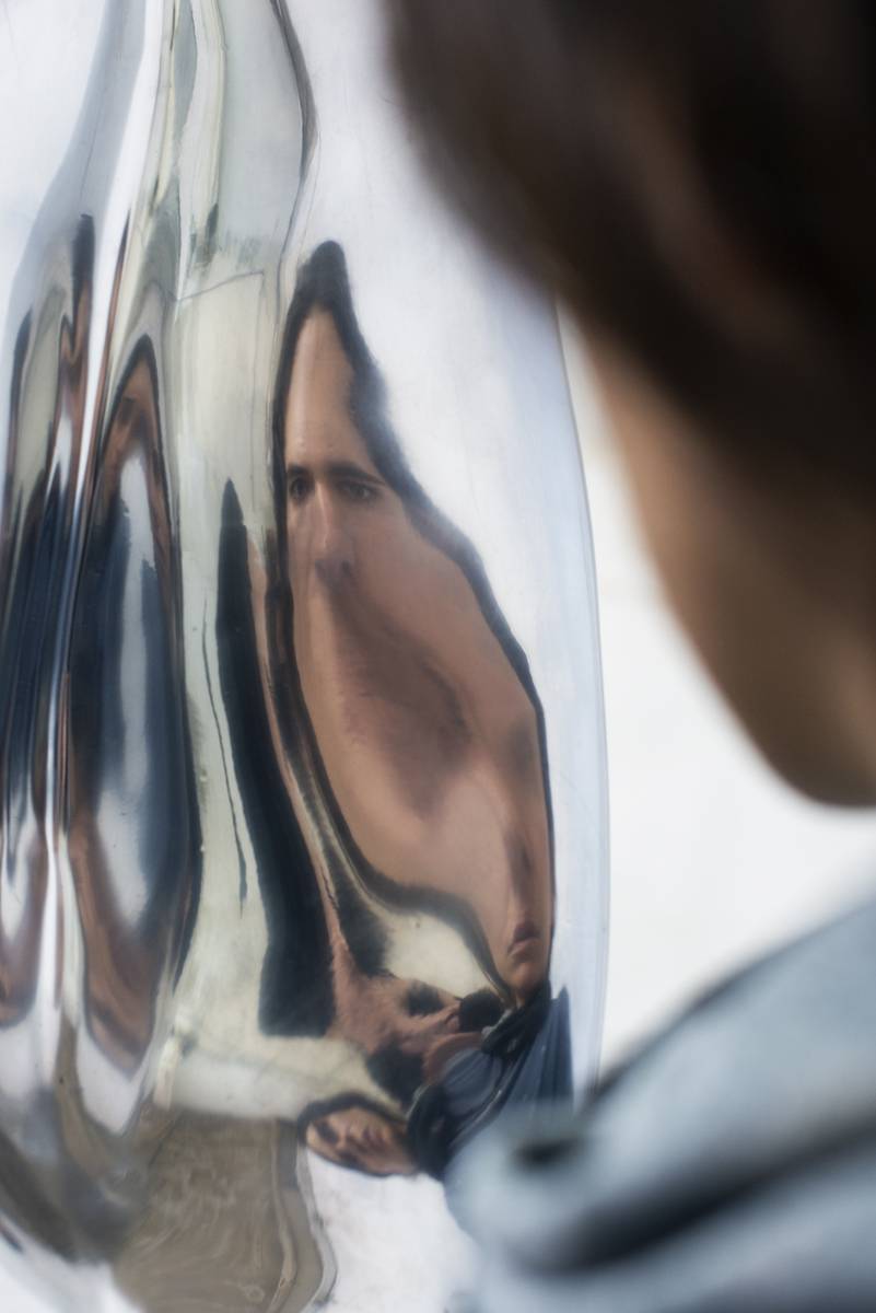Chloé Royer, “Exo-miroir” (2021). Acier, mousse expansive polyuréthane, résine époxy, tissus de verre, peinture miroir @ Silina Syan