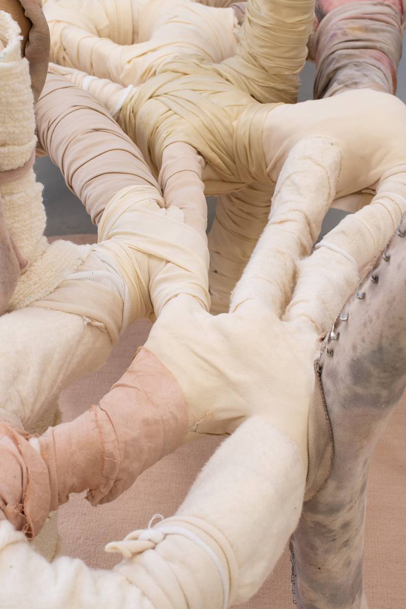 Chloé Royer, “Tender Skin” (2020). Acier, mousse expansive polyuréthane, tissus (soie, cuir, coton ) teints avec des fruits et végétaux @ Anreas Lumineau
