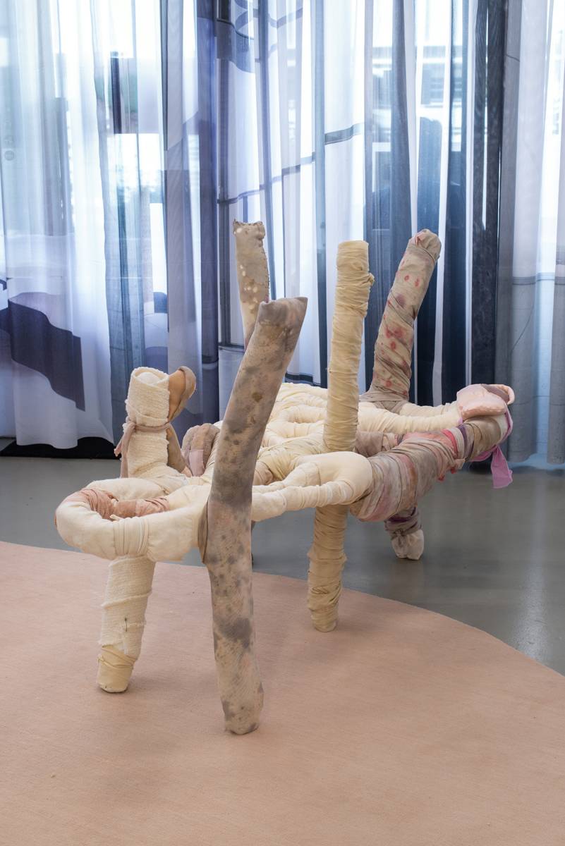 Chloé Royer, “Tender Skin” (2020). Acier, mousse expansive polyuréthane, tissus (soie, cuir, coton ) teints avec des fruits et végétaux @ Anreas Lumineau