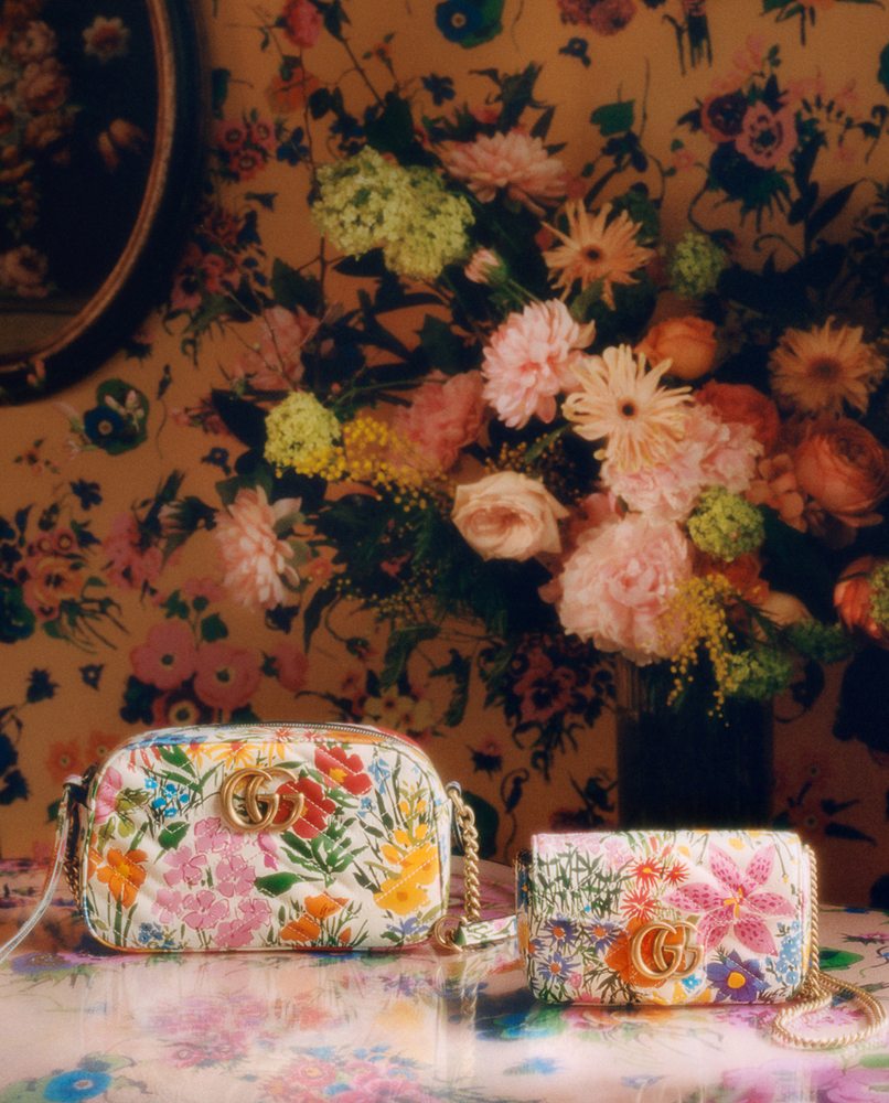 Gucci célèbre le flower power dans sa collection capsule avec Ken Scott