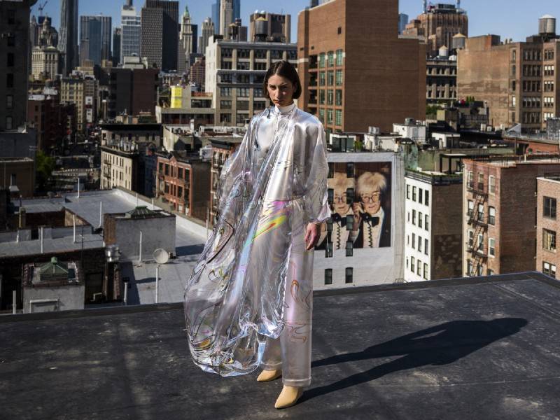 La première robe virtuelle, appelée Iridescence  et créée par The Fabricant, vendue 9 500$ aux enchère.