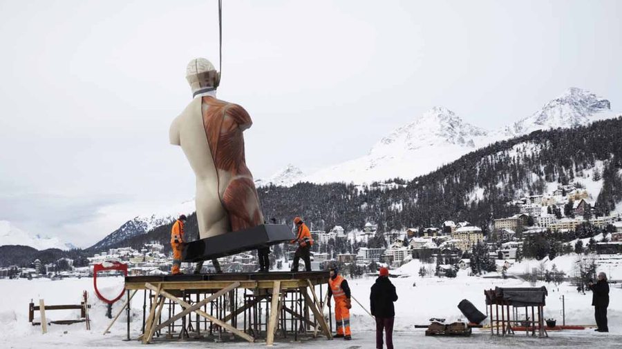 Damien Hirst dissèque un géant dans les montagnes suisses