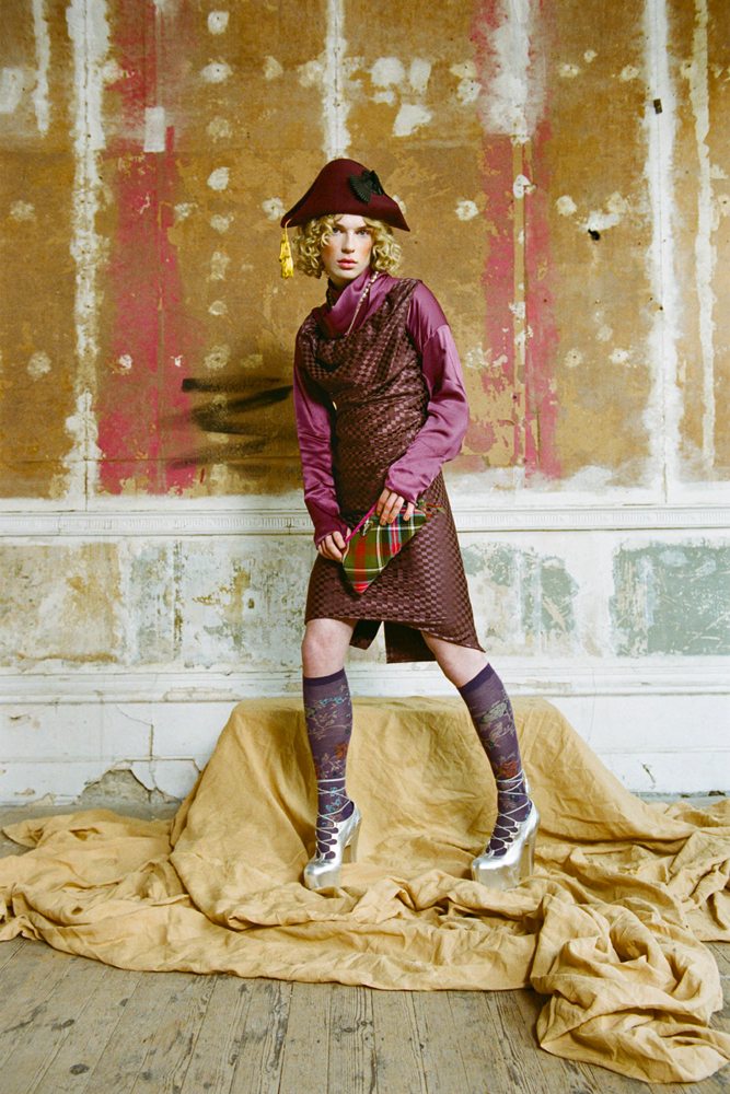 Vivienne Westwood revient à ses premières amours pour sa collection automne-hiver 2021