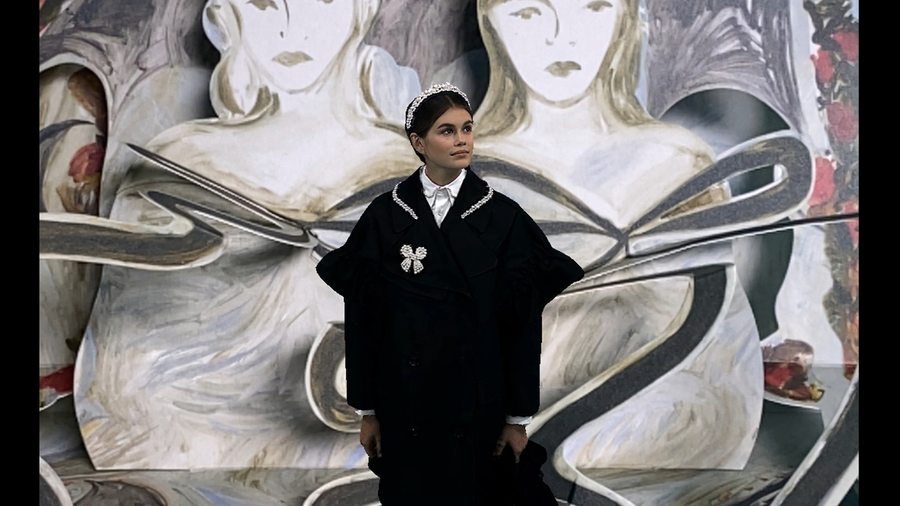 Simone Rocha x H&M : Kaia Gerber, Helena Bonham Carter, Paloma Elsesser posent devant des peintures signées Faye Wei Wei