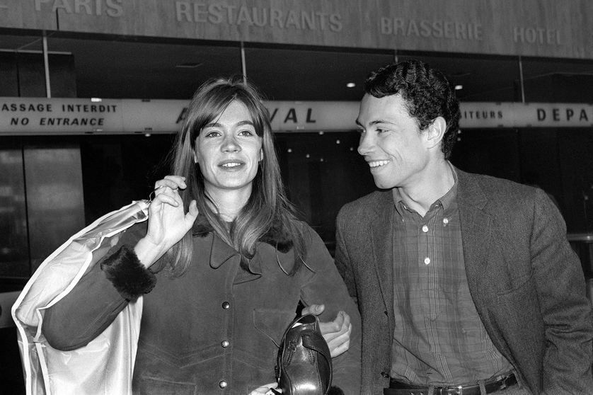 Françoise Hardy et Jean-Marie Périer en avril 1965 à l'aéroport de Paris. © AFP