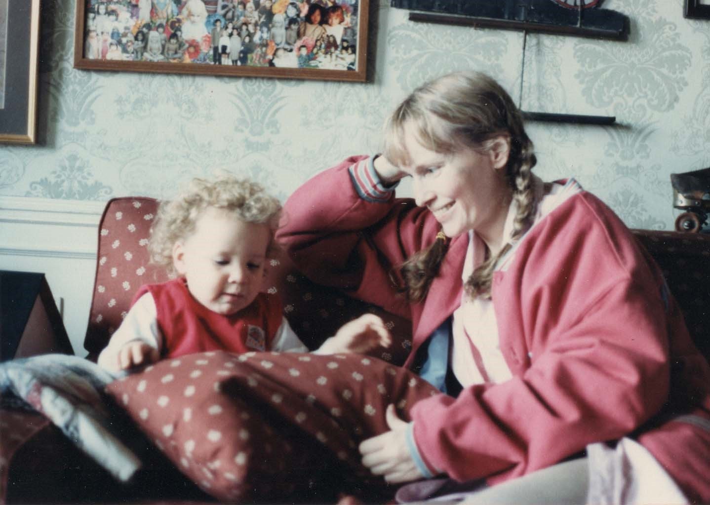 Dylan Farrow avec sa mère, Mia Farrow. © “Allen v. Farrow” (2021) de Kirby Dick et Amy Ziering.