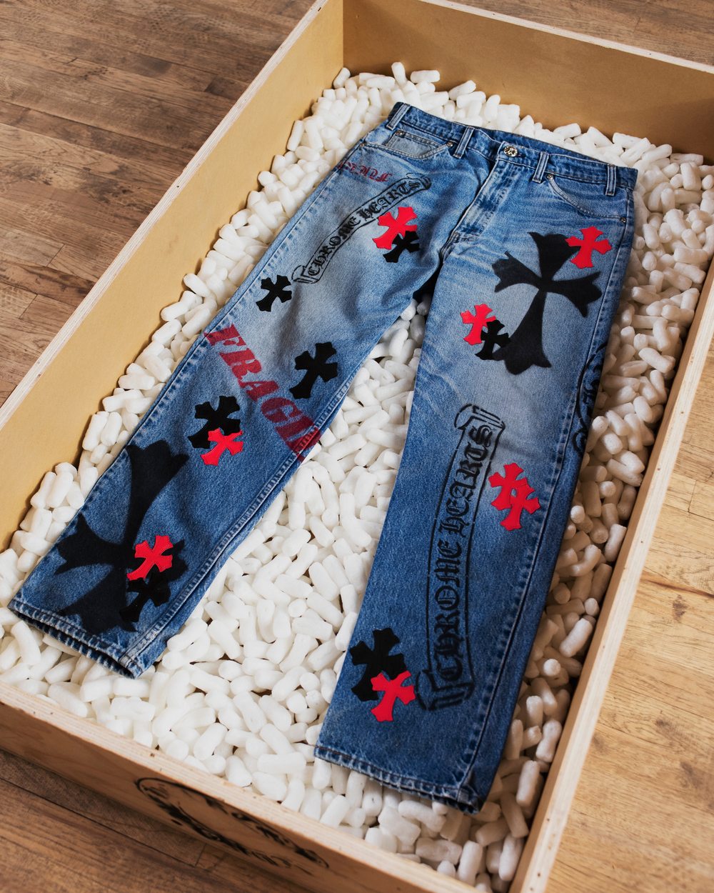 Chrome Hearts dévoile une collection de jeans Levi's upcyclés