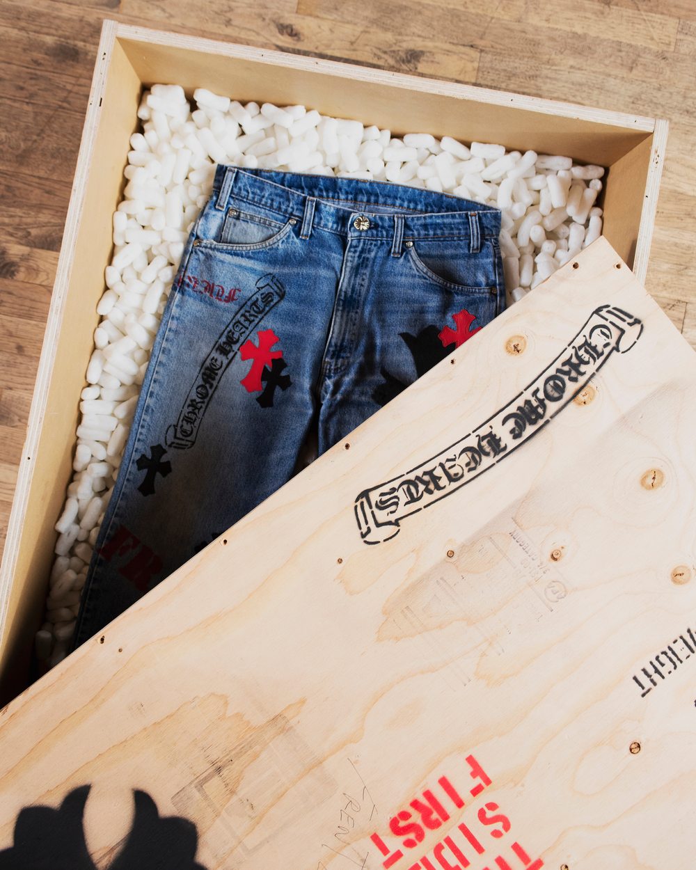 Chrome Hearts dévoile une collection de jeans Levi's upcyclés