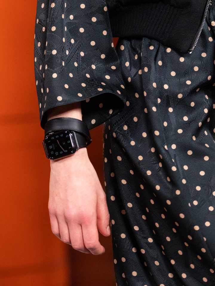 Une montre Apple Watch Hermès Series 6, en acier inoxydable, couleur noir sidéral, à bracelet double tour 