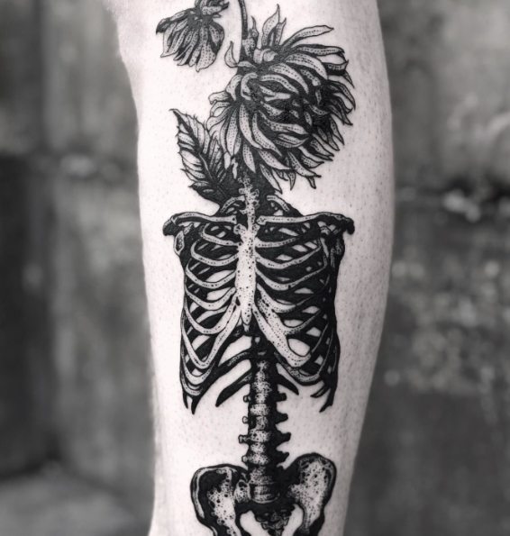 Belles et Buth vu par Leo Gavaggio: “Un tatoueur extrêmement cultivé qui se sert de ses études de médecine. Un homme rigoureux passionné par la faune et la flore qui sait placer ses pièces comme personne, exploite les contrastes et sublime les corps.”