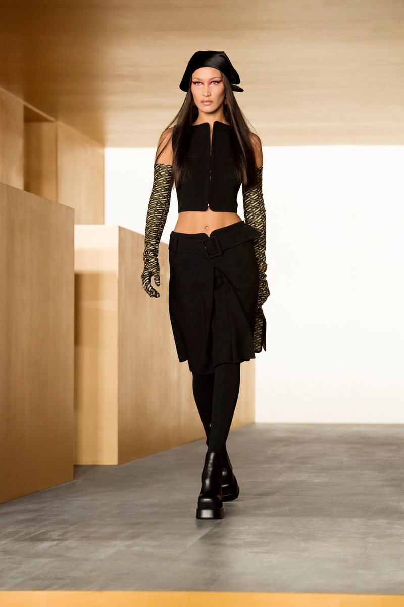 Gigi Hadid fait son retour au défilé Versace automne-hiver 2021-2022