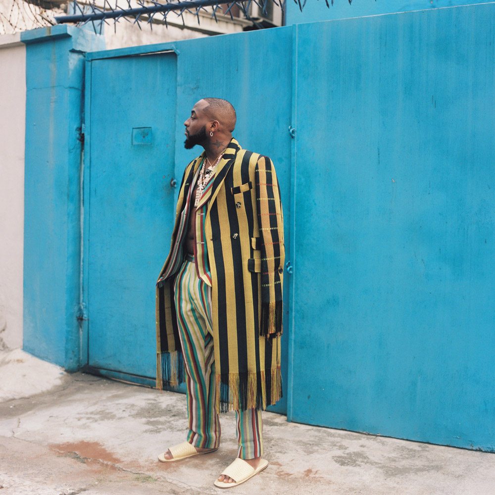 Davido photographié par Lakin Ogunbanwo à Lagos. Il porte sur toutes nos photos des vêtements spécialement réalisés par le créateur KENNETH IZE.