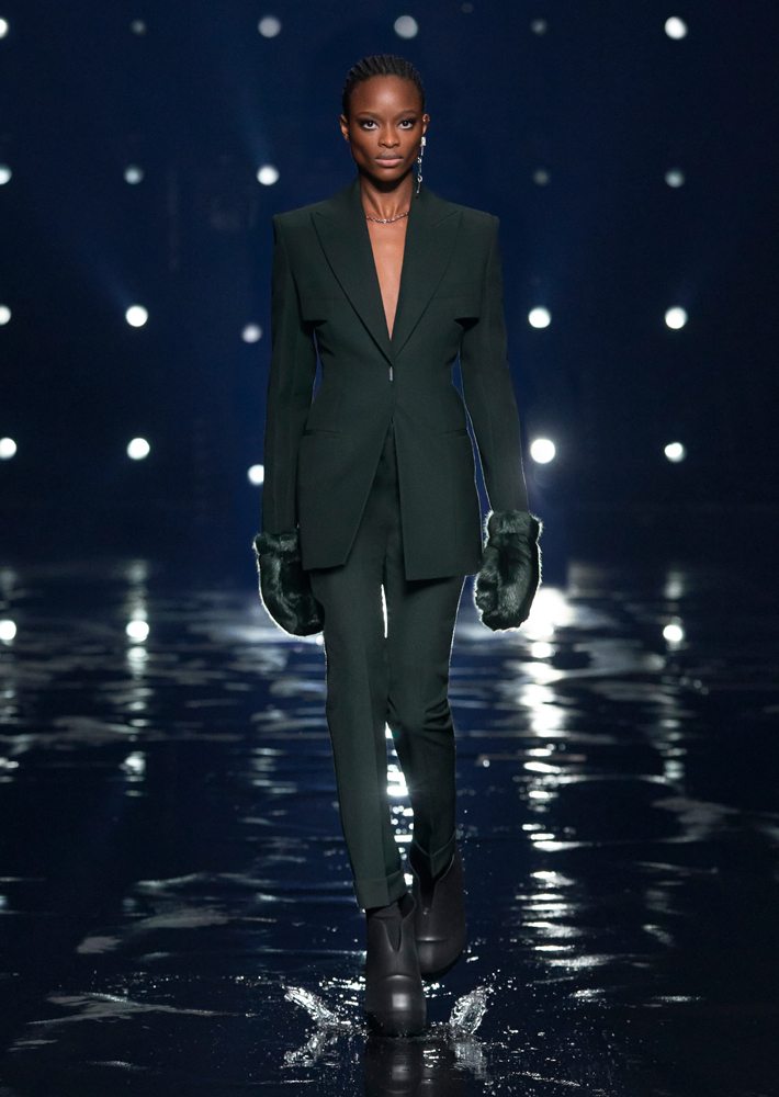 Matthew Williams présente un premier défilé sombre et énergique pour Givenchy