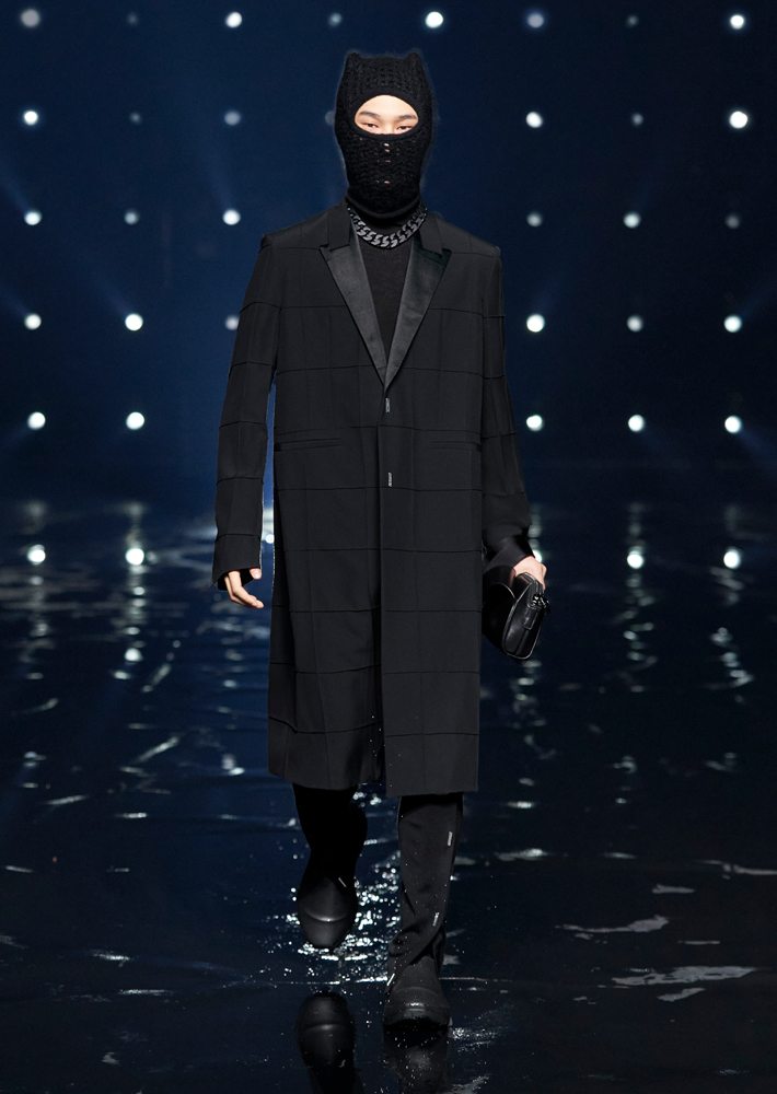Matthew Williams présente un premier défilé sombre et énergique pour Givenchy