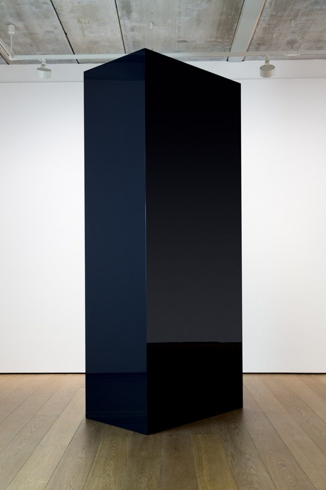 “Untitled, Black Column” (1977) de John McCracken. Résine de polyester, fibre de verre et contreplaqué. 292,1 x 121,9 x 73,7 cm.