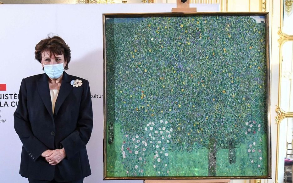 La ministre de la Culture Roselyne Bachelot annonce la restitution de “Rosiers sous les arbres“ de Klimt à ses héritiers légitimes