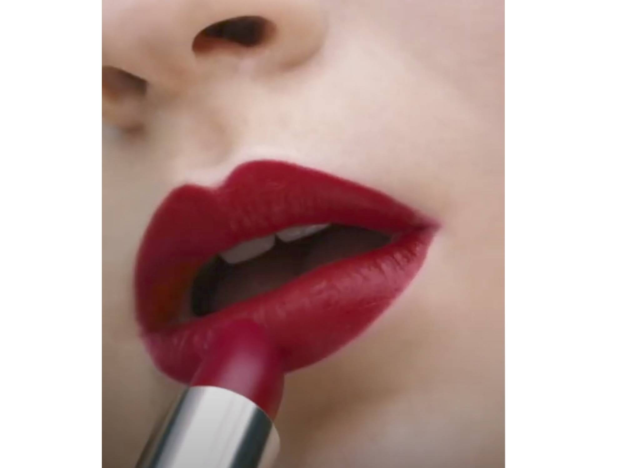De "Stranger Things" à muse pour Givenchy Parfums… Sadie Sink devient le nouveau visage du Rouge Deep Velvet