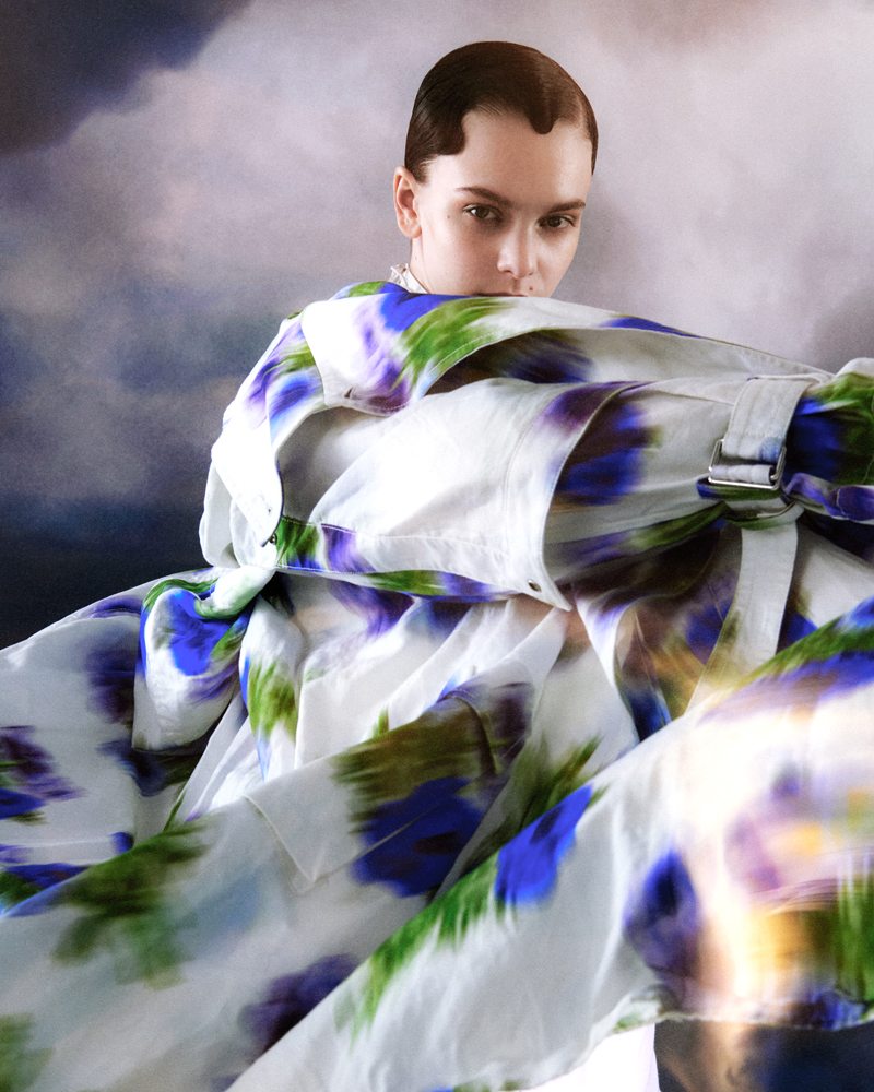 Robe bleue nuit en voile de coton, Trench “coquelicot” en toile de lin et de coton, Kenzo.