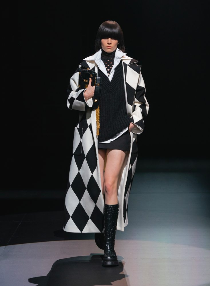 Valentino choisit le noir et blanc pour sa collection automne-hiver 2021-2022