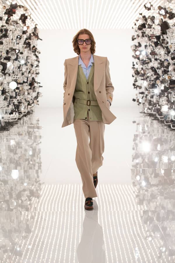 Alessandro Michele célèbre avec glamour et paillettes les 100 ans de Gucci et rend hommage à Tom Ford et Demna Gvasalia