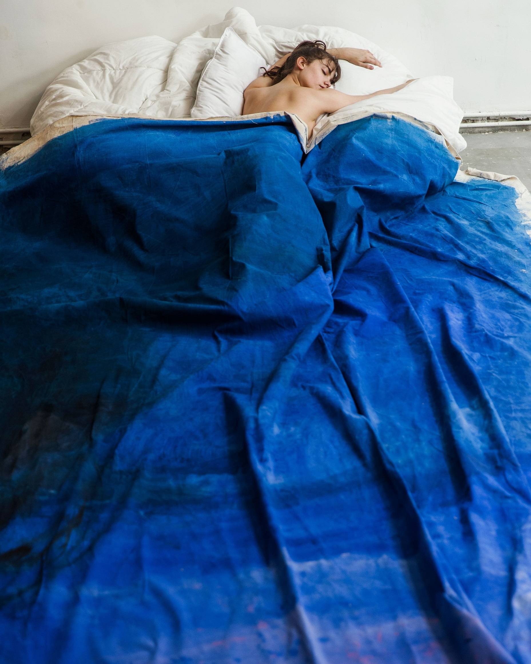 "Claire et le lit bleu" par Charlotte Abramow, 2017. / Courtesy Maison Guerlain et Charlotte Abramow 