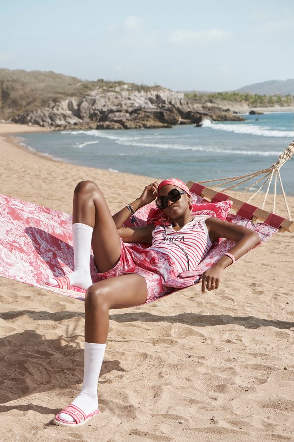 Cet été, la collection beachwear de Dior se décline dans des couleurs pop