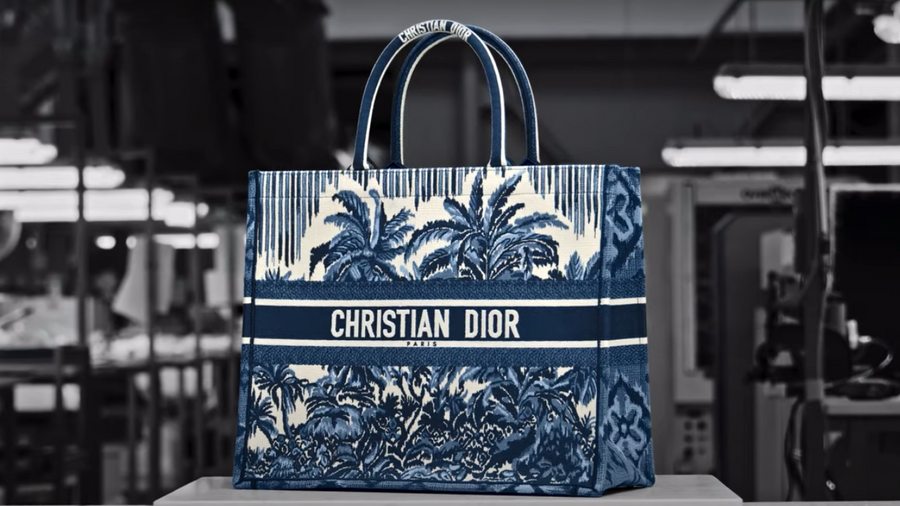 Dior dévoile les secrets de fabrication de son sac Dior Book Tote Palms