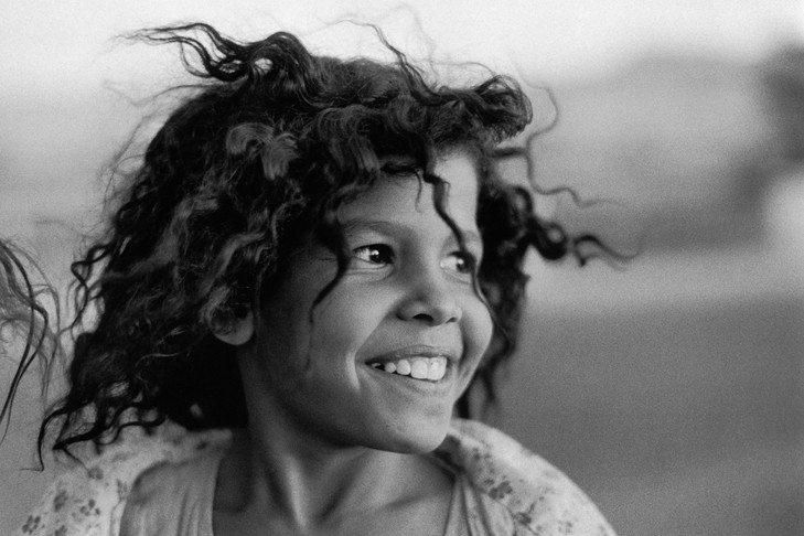 "La petite Egyptienne" par Sabine Weiss, 1983.  Courtesy Maison Guerlain et Sabine Weiss