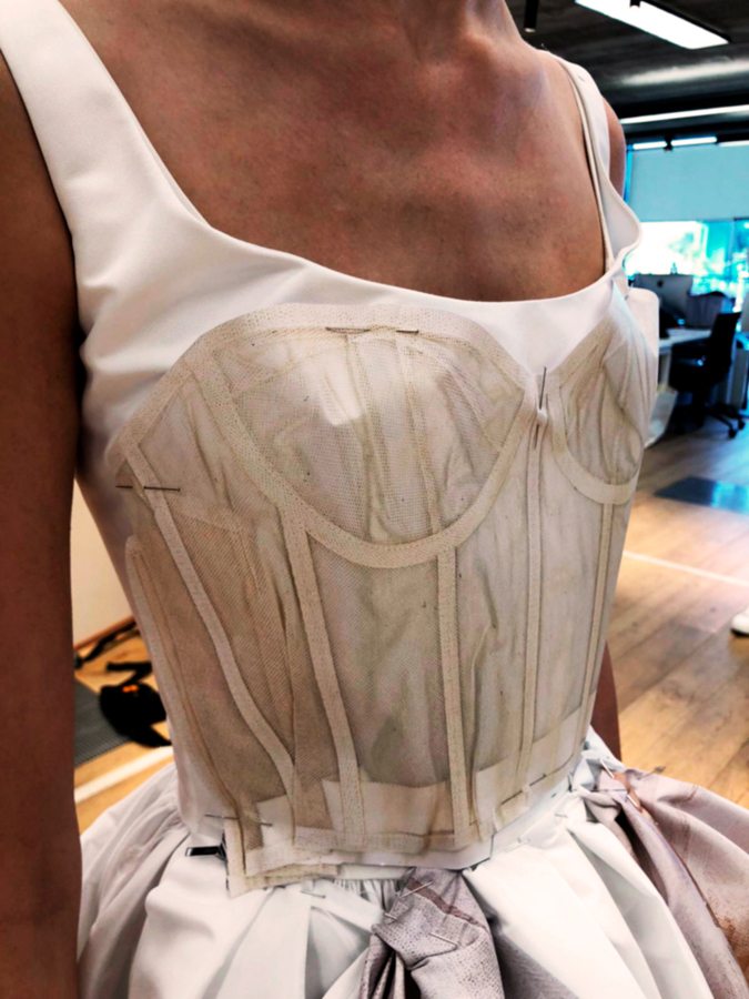 Zoom sur la robe corset trompe-l’œil Alexander McQueen