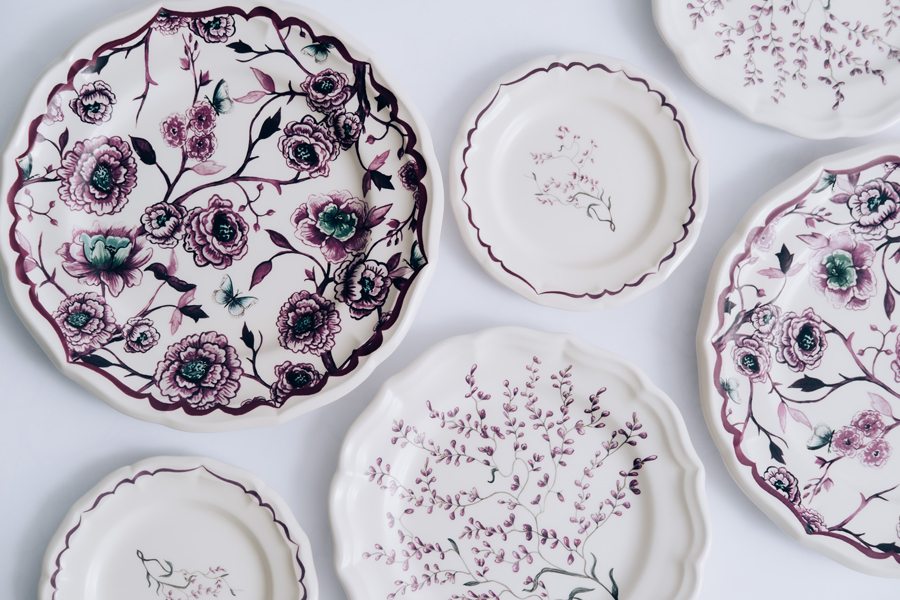 Dior signe une collection de vaisselle délicatement fleurie