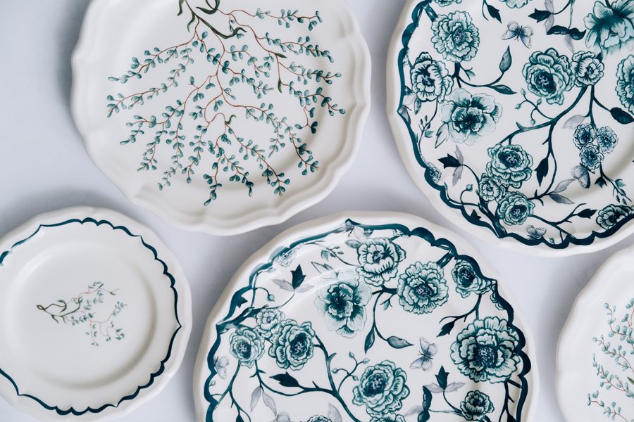 Dior signe une collection de vaisselle délicatement fleurie