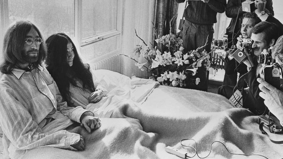 Une vidéo de John Lennon et Yoko Ono dans leur lit refait surface